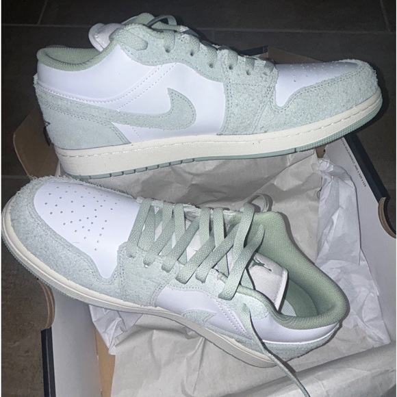 AIR JORDAN 1 LOW SE
WHITE/SEAFOAM-SAI
10.5 - Picture 1 of 5
